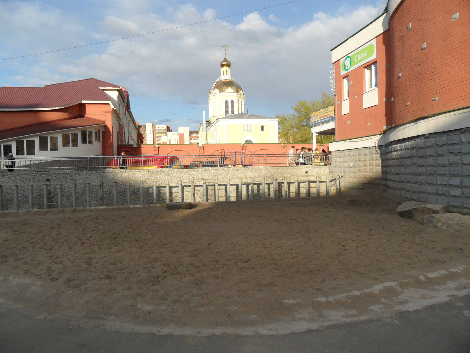 Elephant exhibit from animal's viewpoint