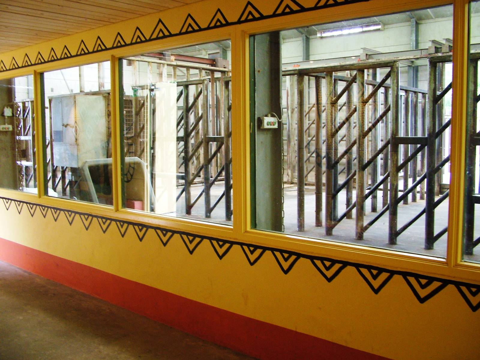 Elephant House Interior at Beekse Bergen, 31/05/12