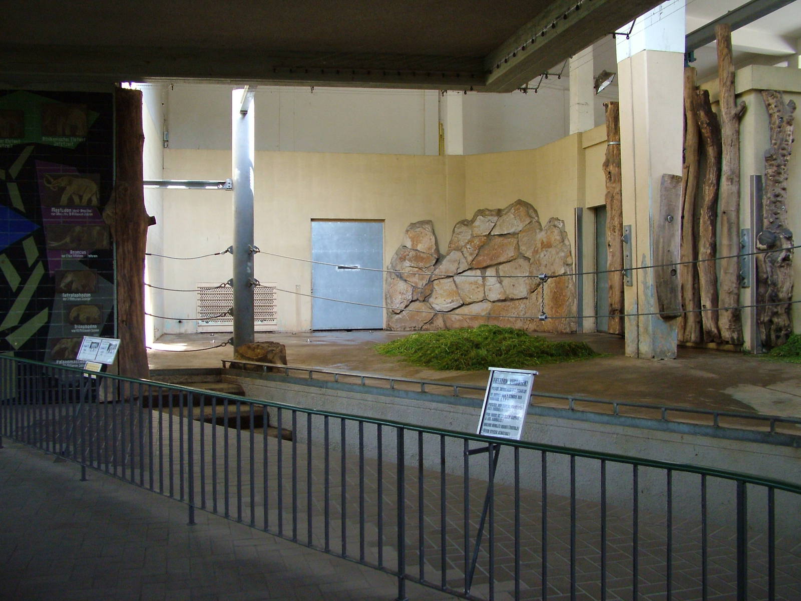 Elephant House Interior at Berlin Zoo, 31/08/11
