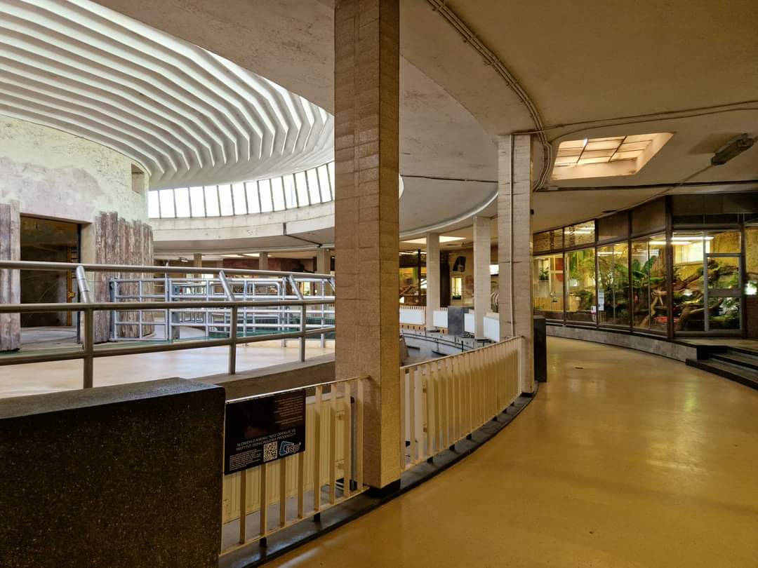 Elephant house with row of Teraruims