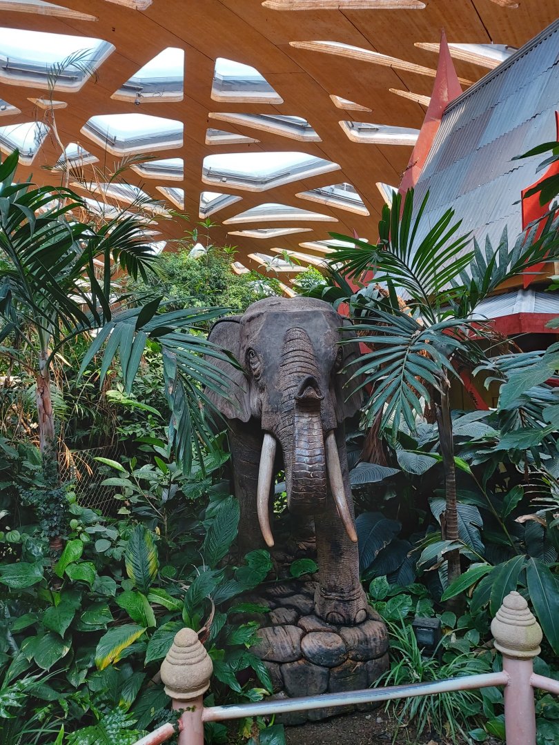Elephant statue in the Kaeng Krachan Elephant Park house (July 2020)