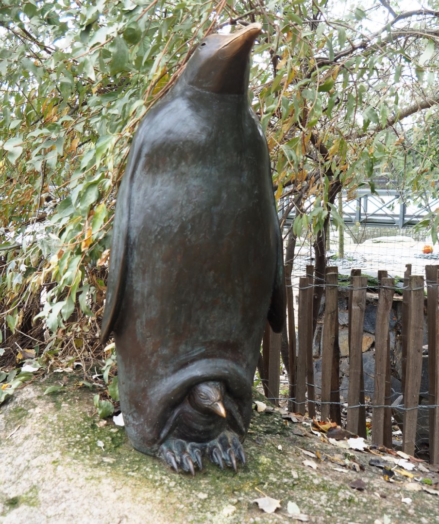 Emperor penguin with chick statue, 2019-10-04