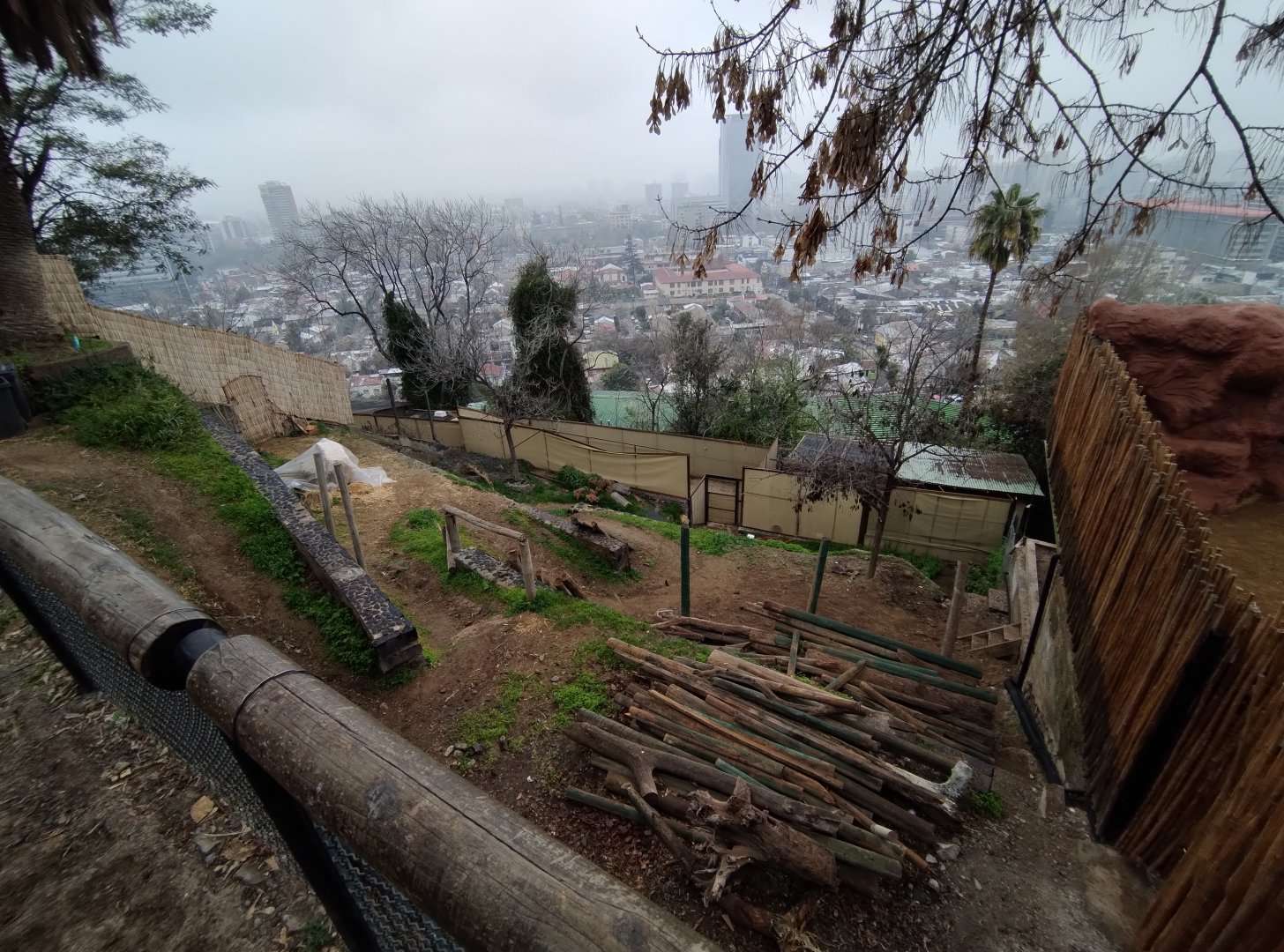 Empty exhibit - Santiago Zoo (Zoologico nacional)