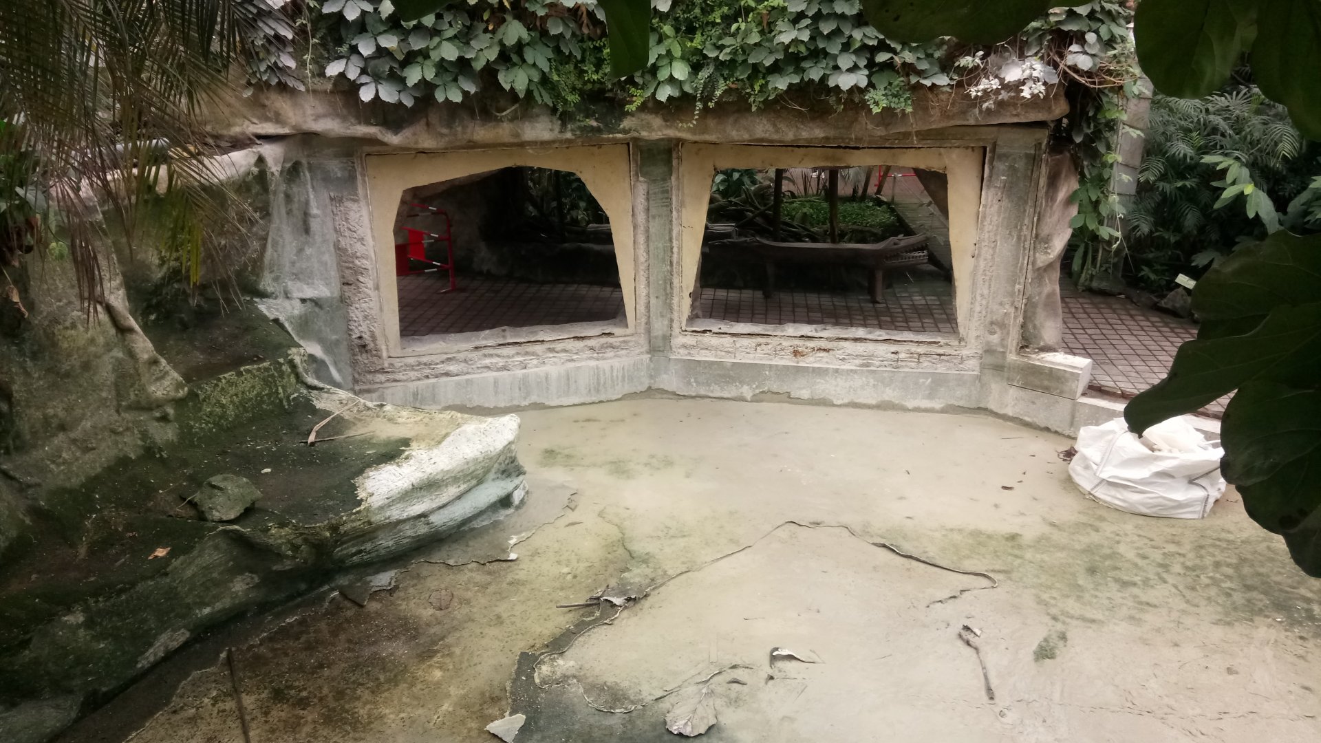 Empty former manatee pool - 2020/12/26