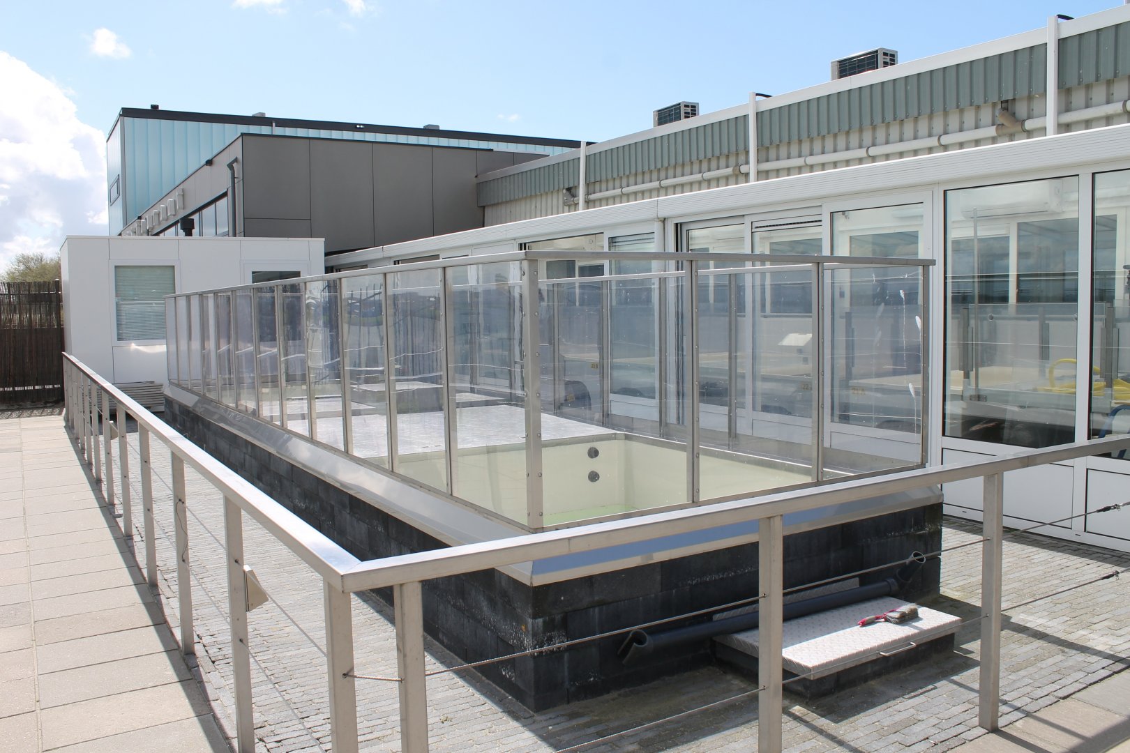 Empty holding enclosures