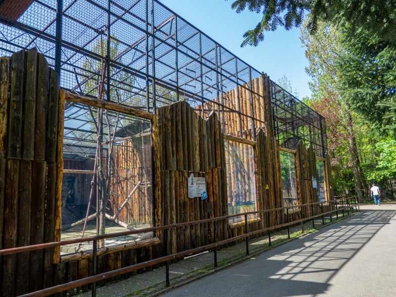 Enclosure od monkeys