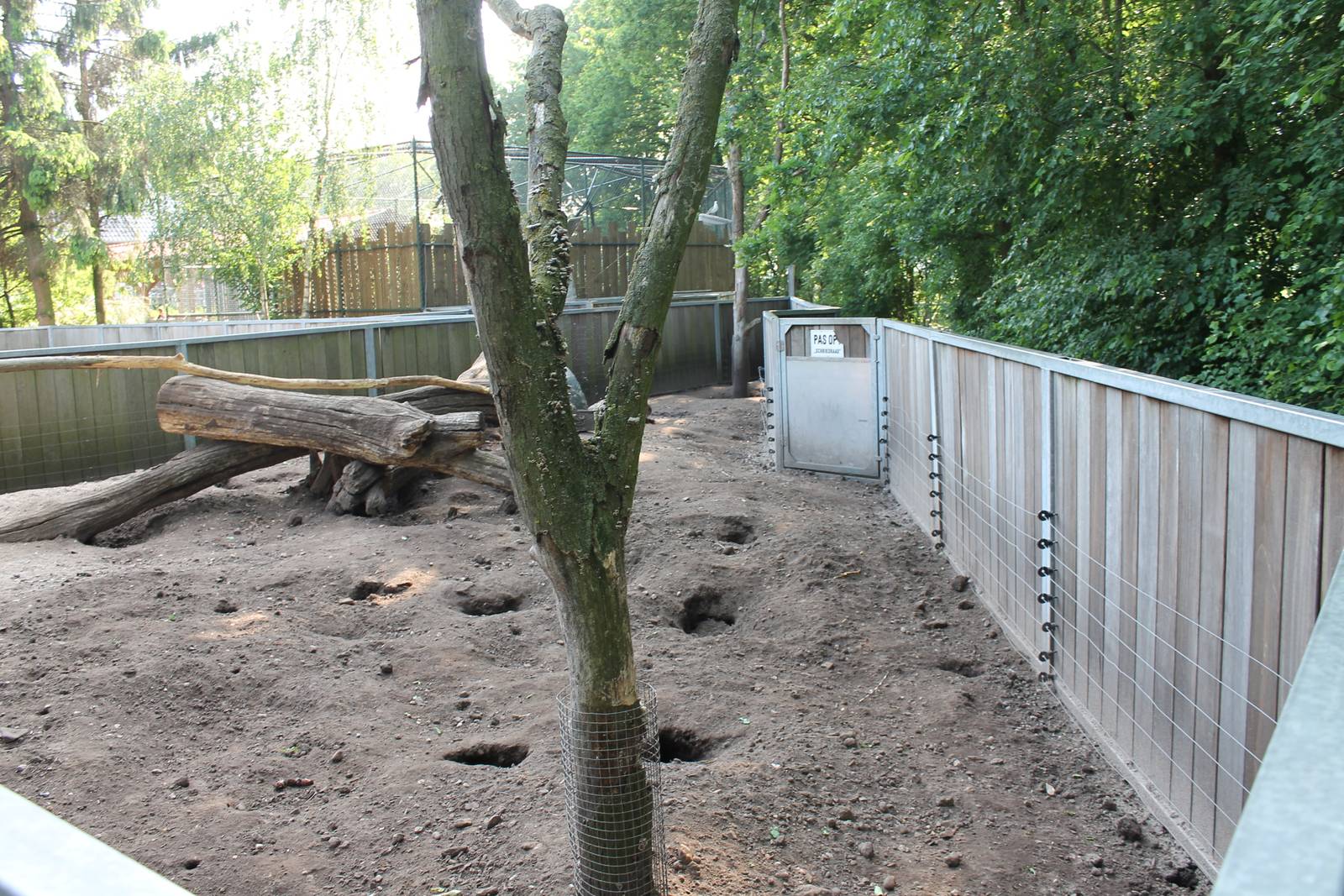 Enclosure Porcupine and mongoose