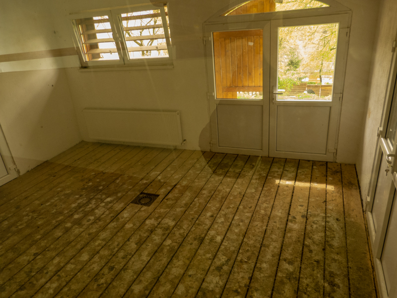 enclosure Struthioniformes