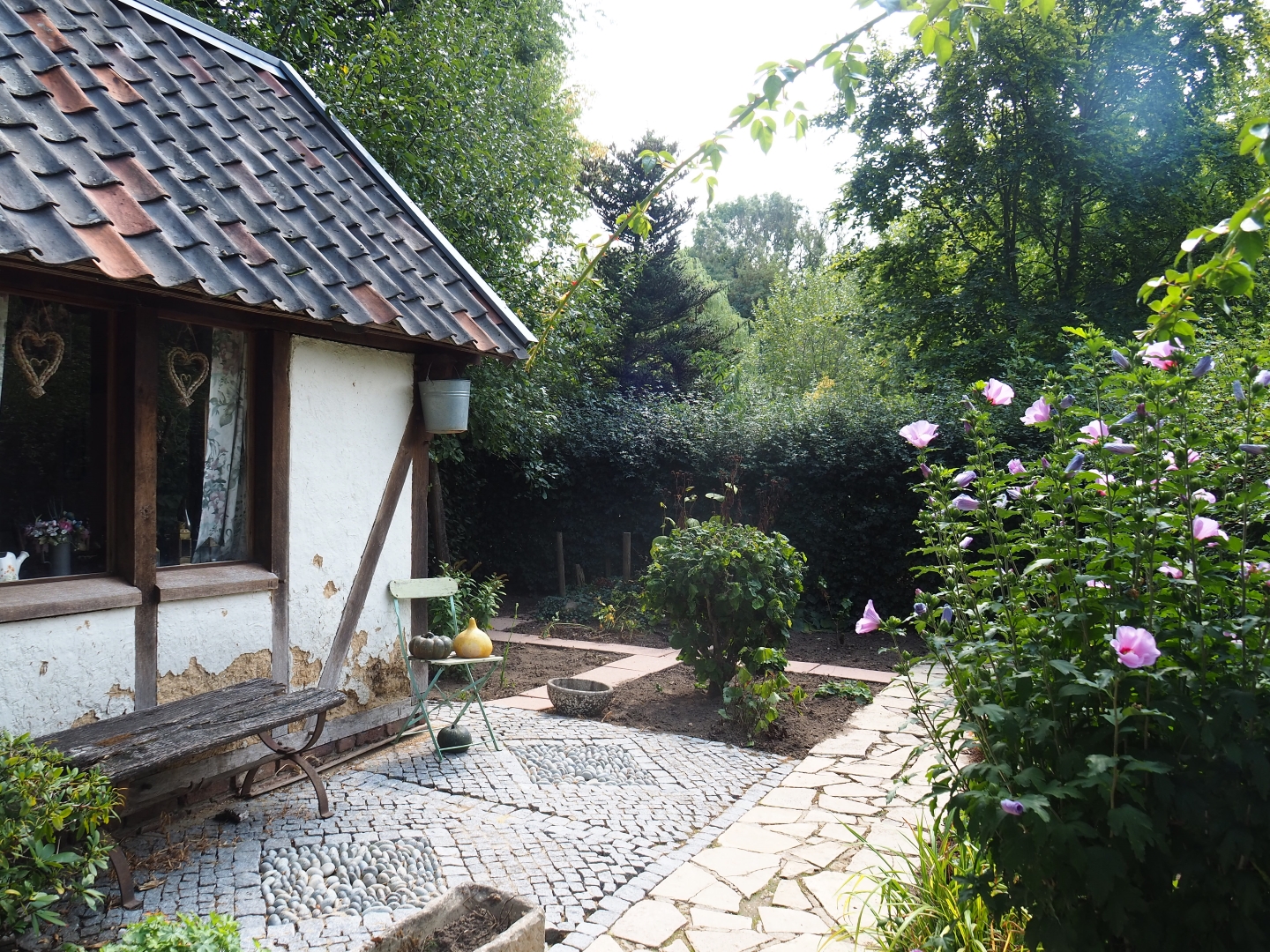 English gardens - Cathy's cottage (Aug 28th, 2018)