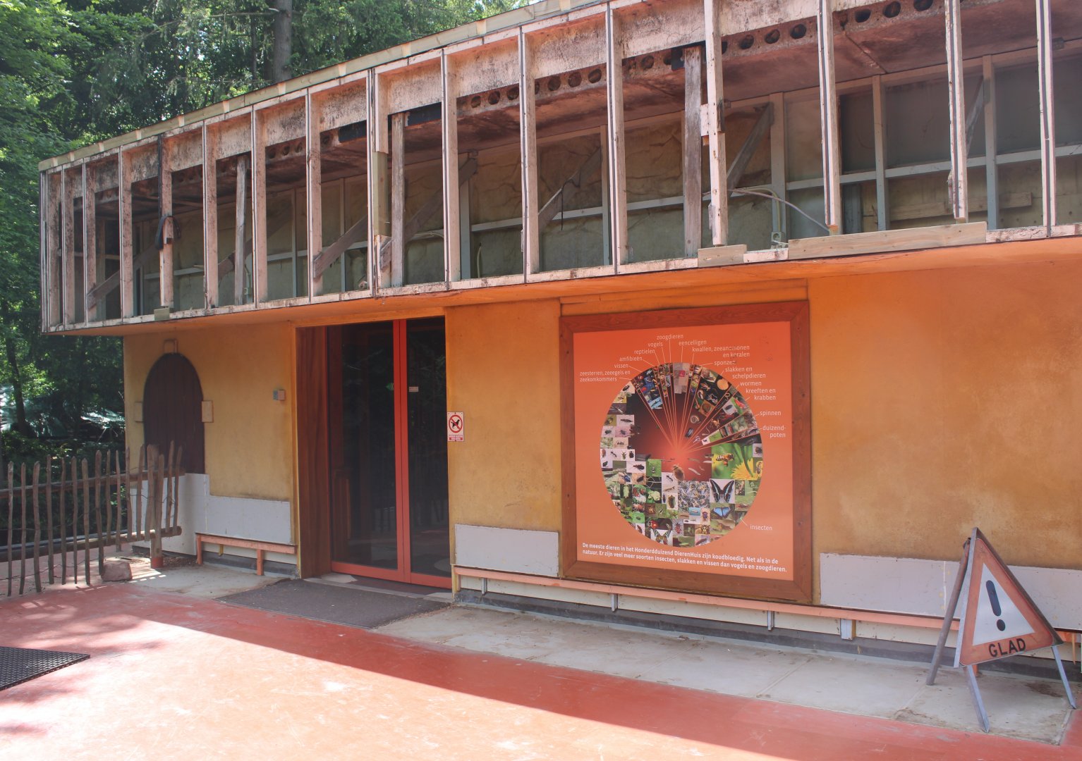 Entrance 100.000 animals-house