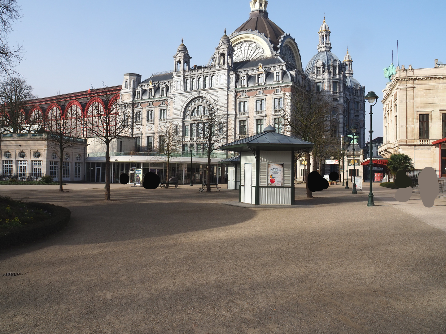 Entrance area, Grand Café Flamingo and gift shop with Antwerp Central Station in the background, 2022-03-16