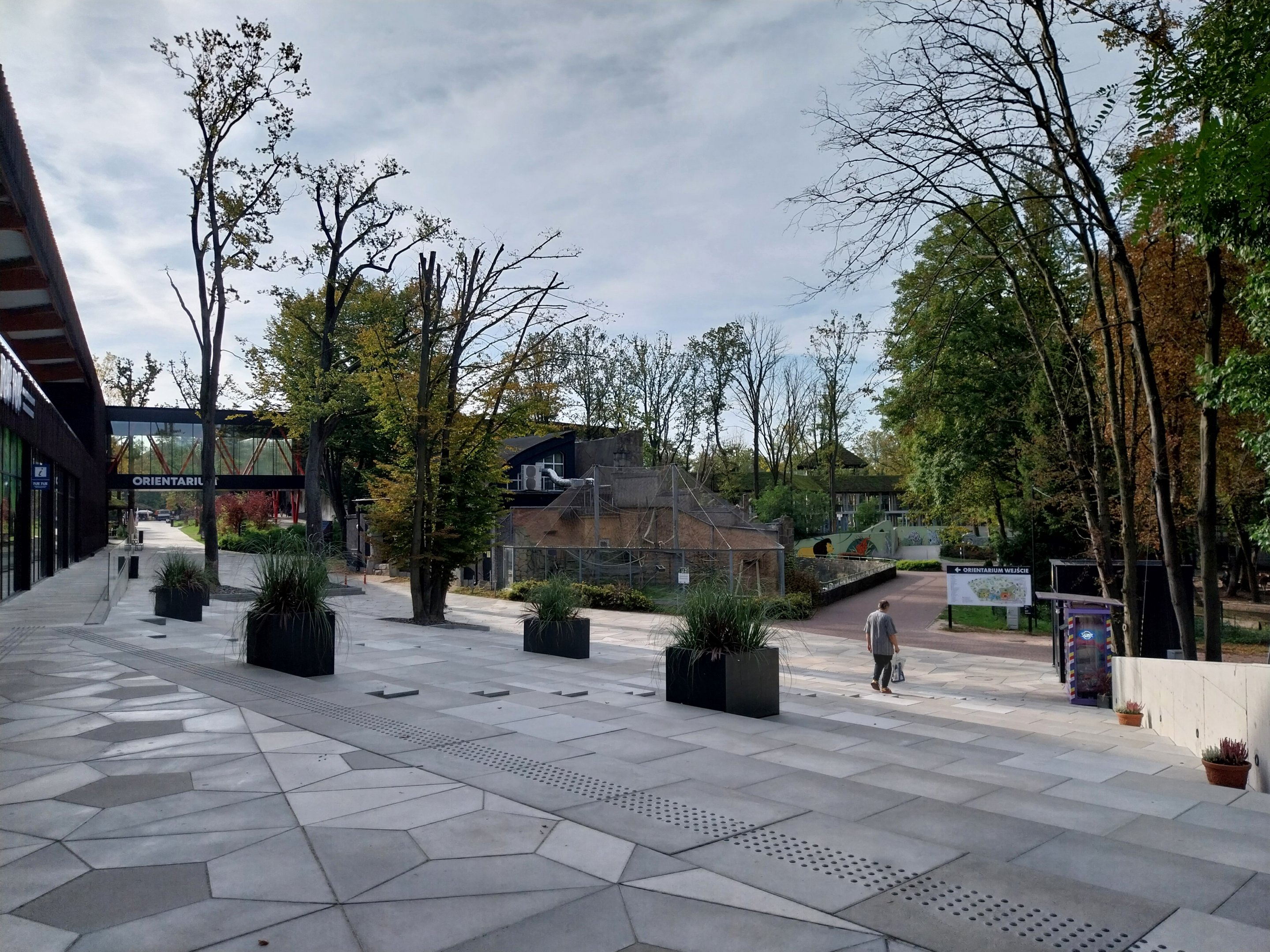 Entrance area - Pileated Gibbon and Ring-tailed lemur building
