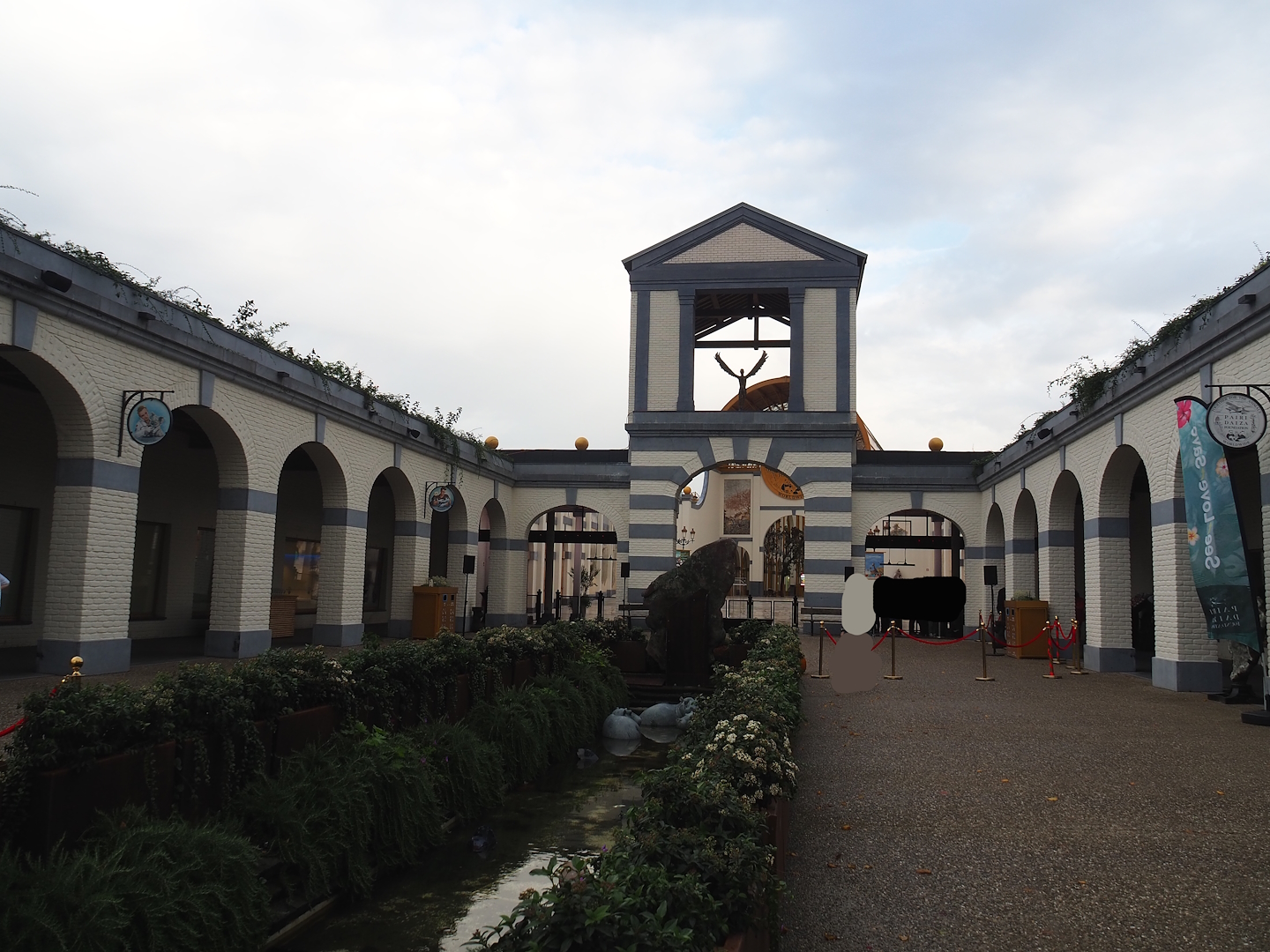 Entrance area - Section with nursery, wildlife care center and veterinary center viewing areas, 2023-10-13