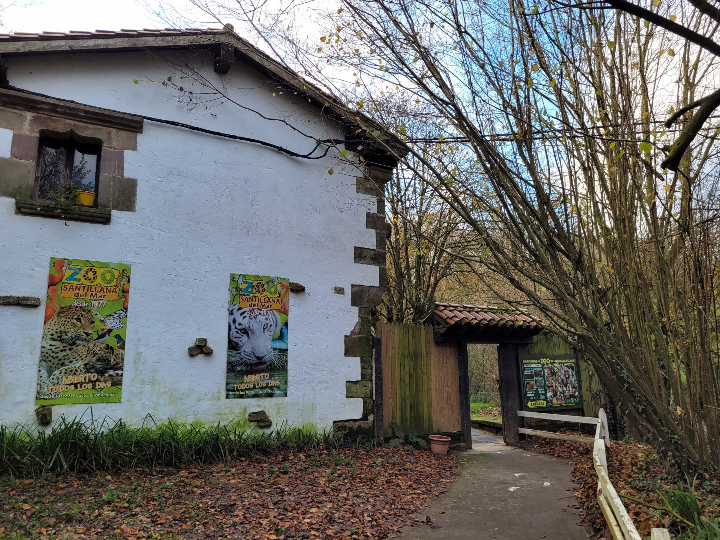 Entrance building and arch -Zoo de Santillana del Mar (2023)