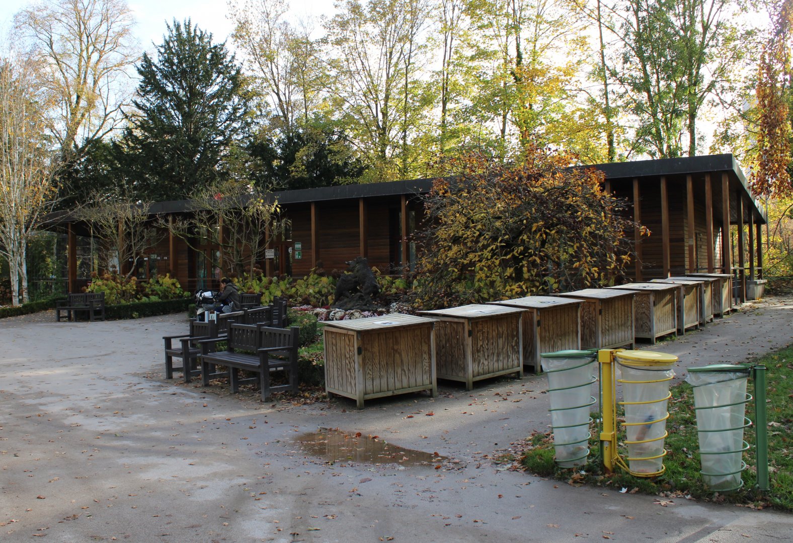 Entrance building with shop and toilets