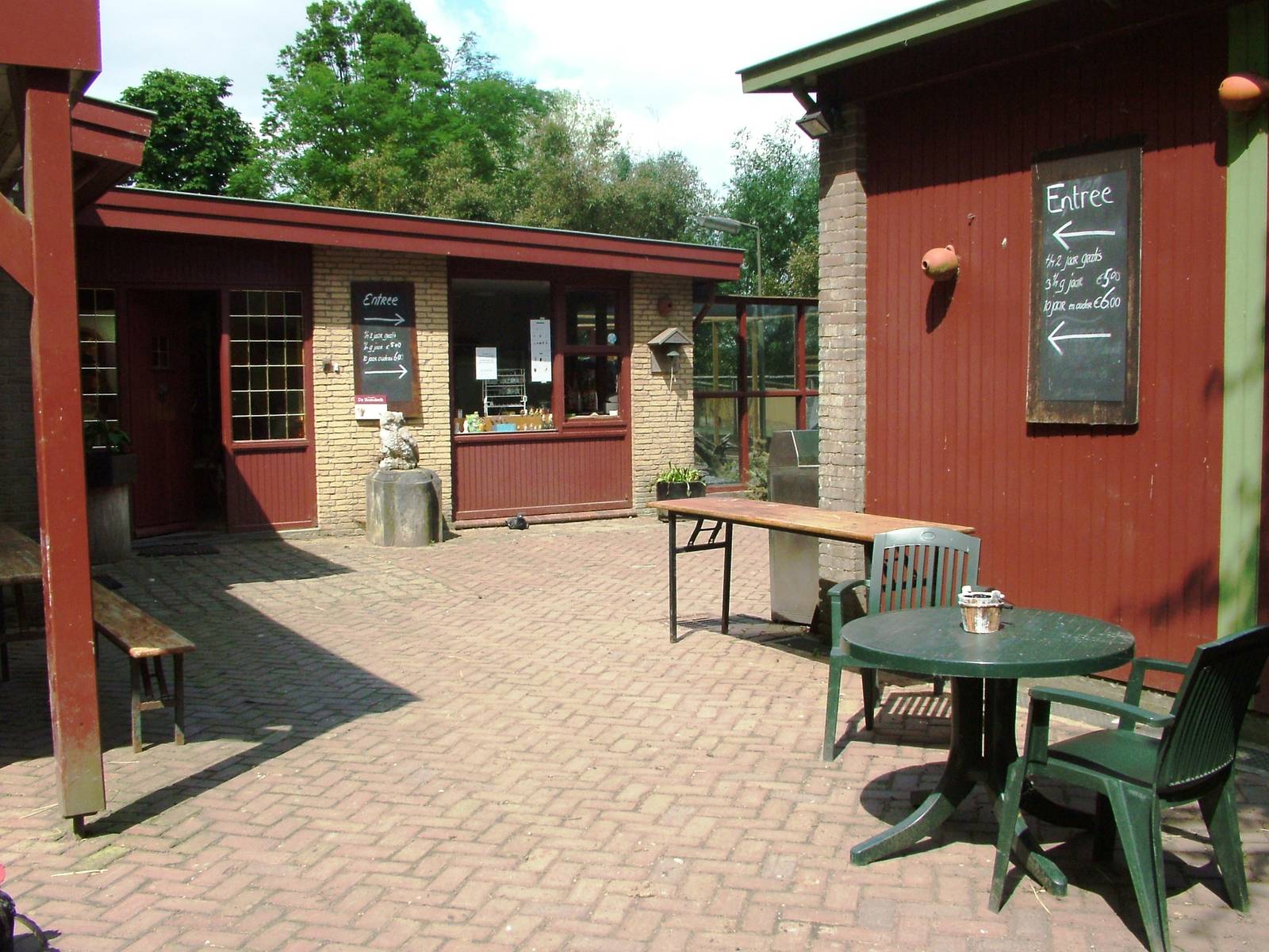 Entrance Courtyard at De Paay, 02/06/12