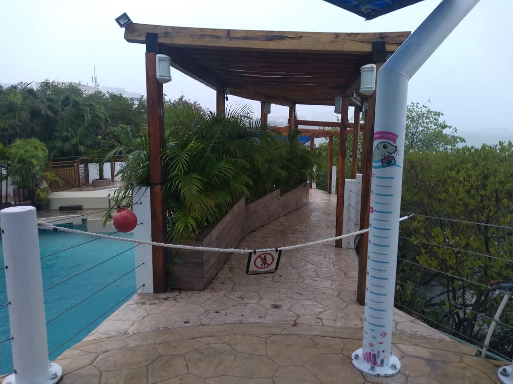 Entrance for the backstage area of the sea lion exhibit - Acuario interactivo de Cancún