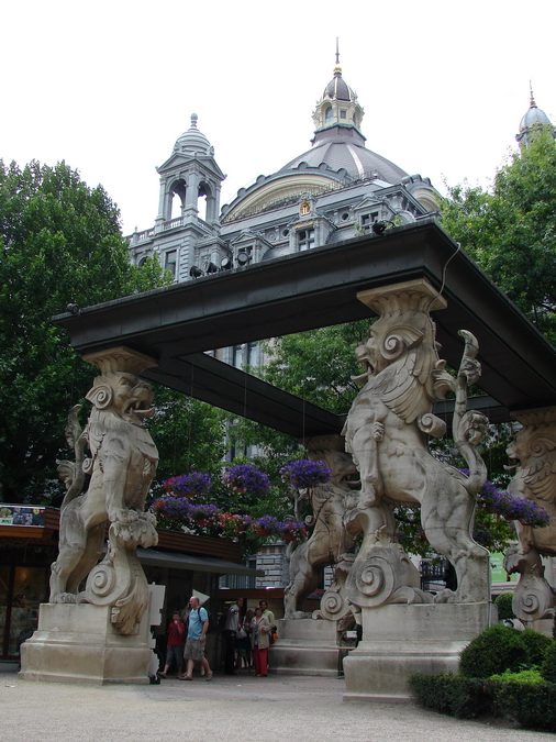 Entrance inside, Lion-Sculpture