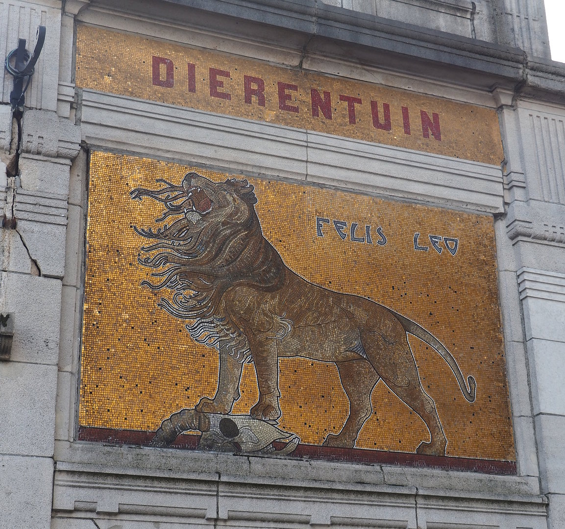 Entrance lion artwork, 2022-09-04