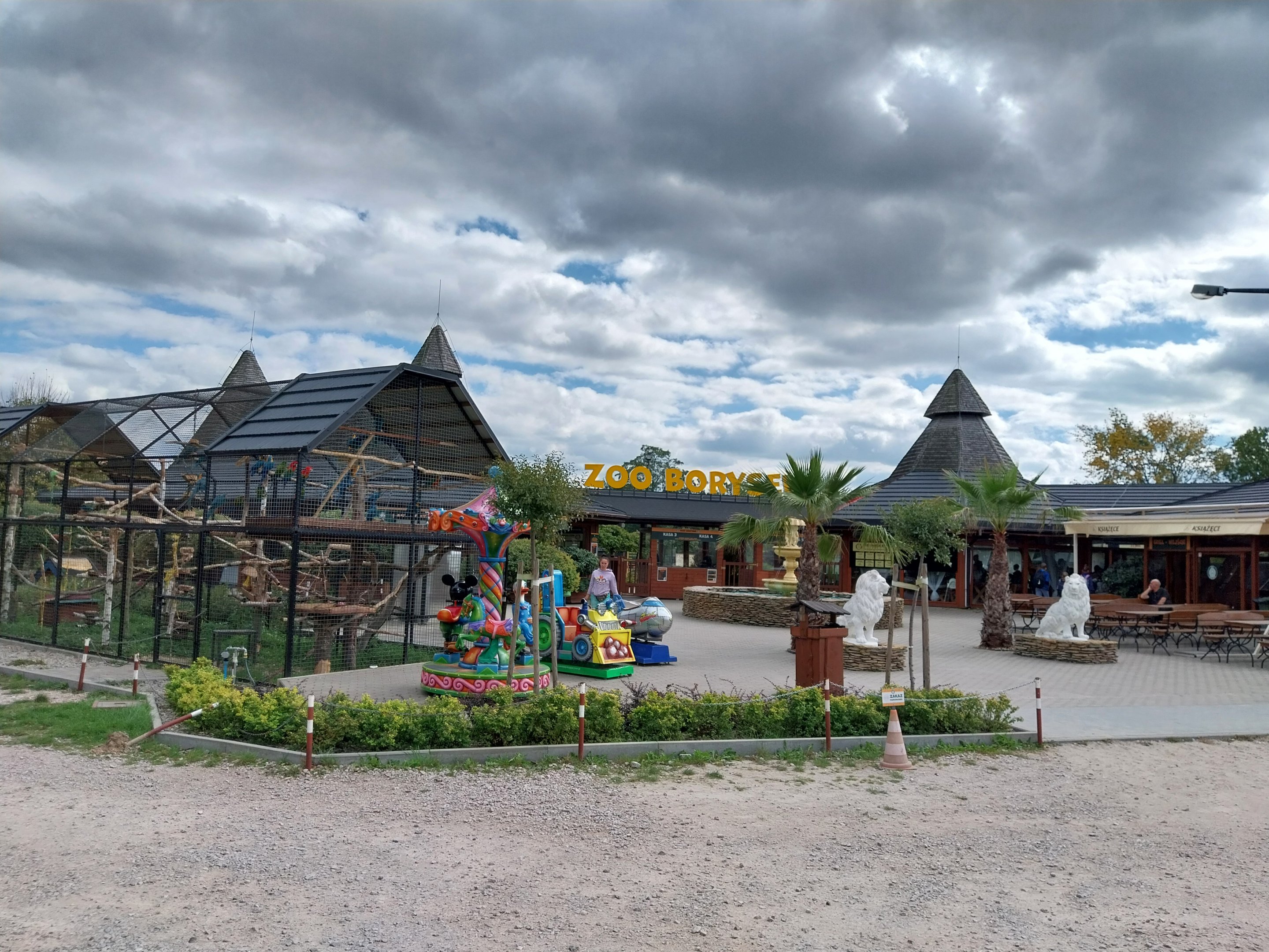 Entrance - Macaw aviary