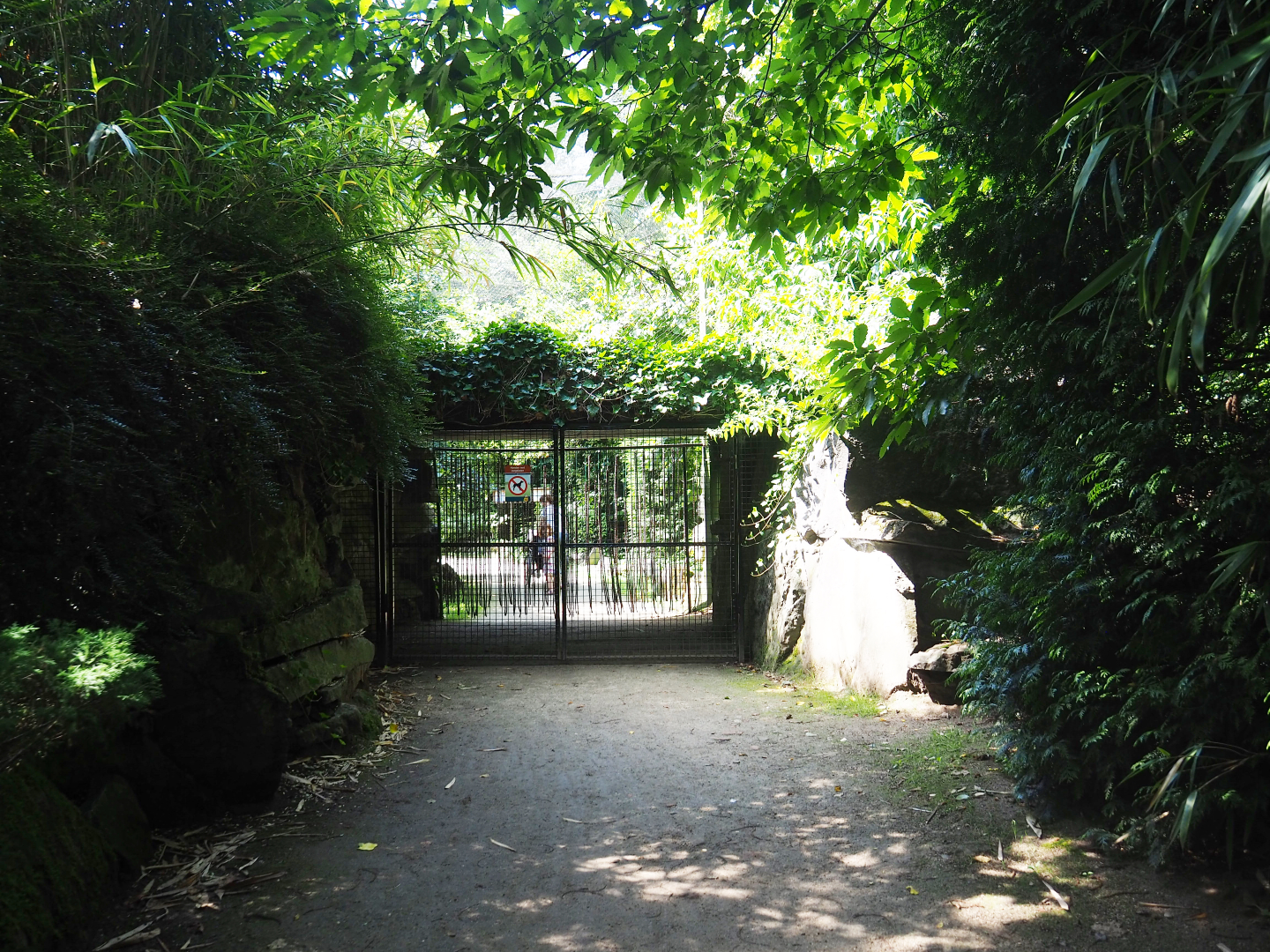 Entrance of the large walk-through aviary, 2019-08-04