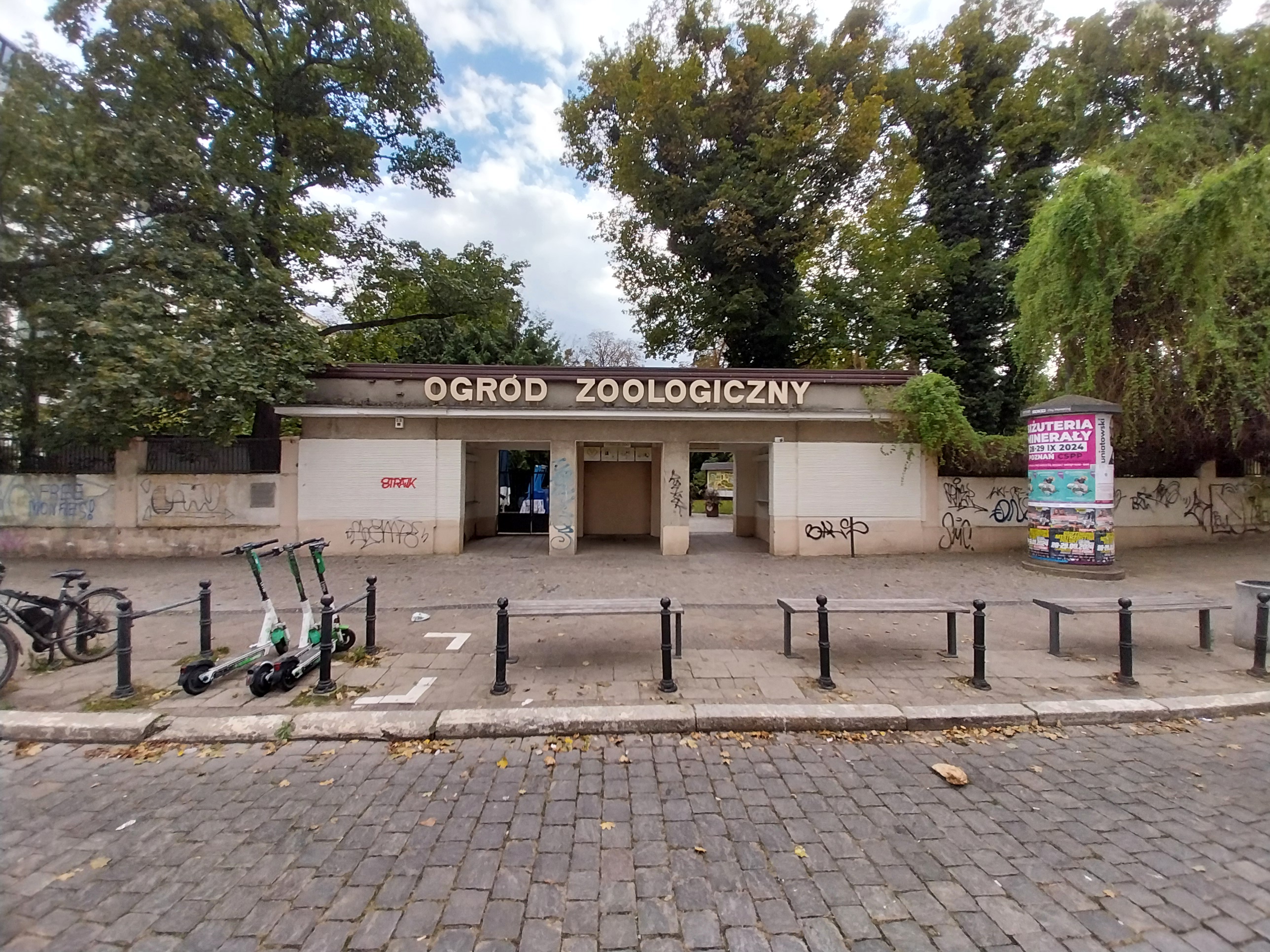 Entrance on Zwierzyniecka Street