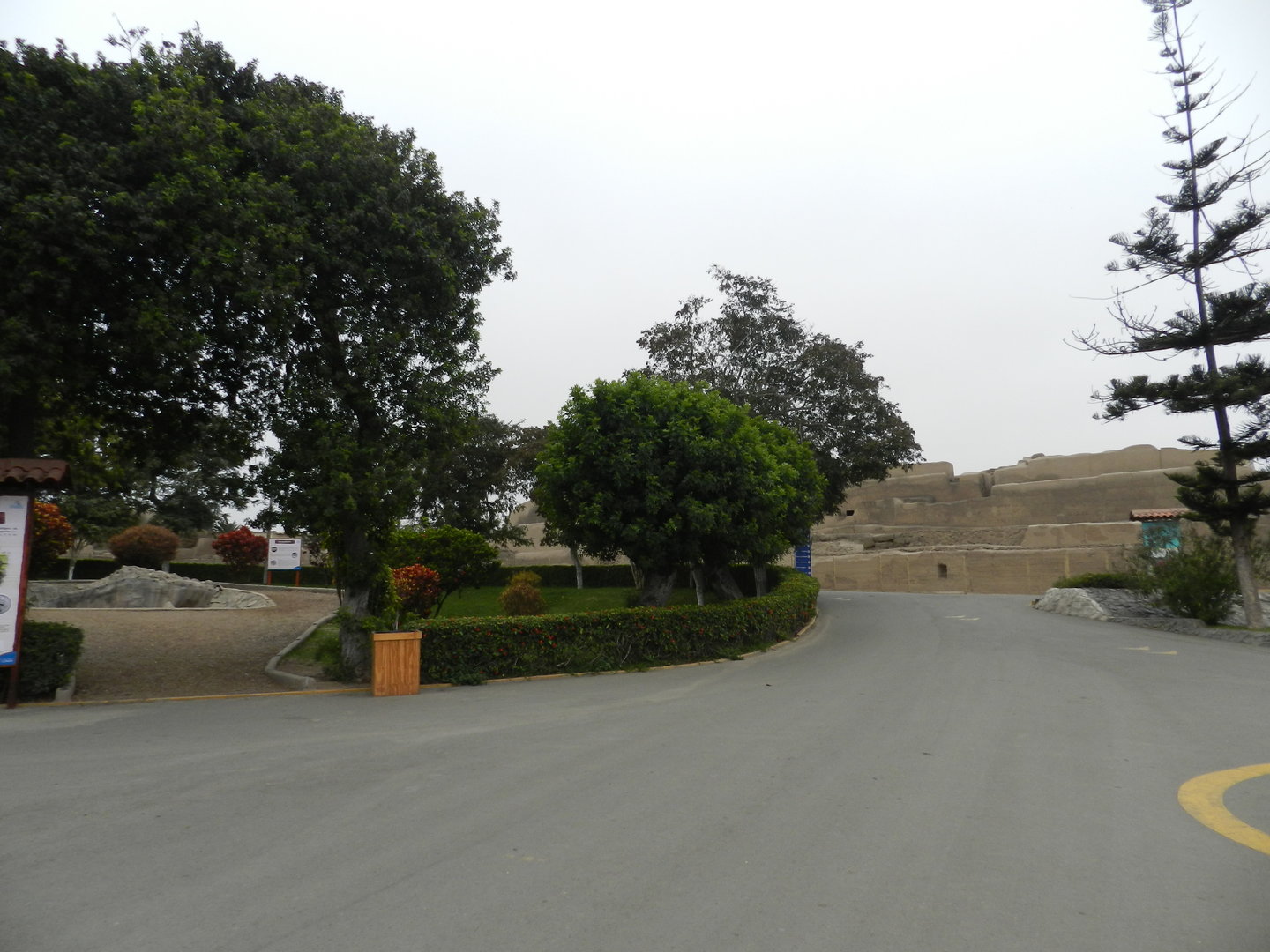 Entrance pathways - Parque de las Leyendas