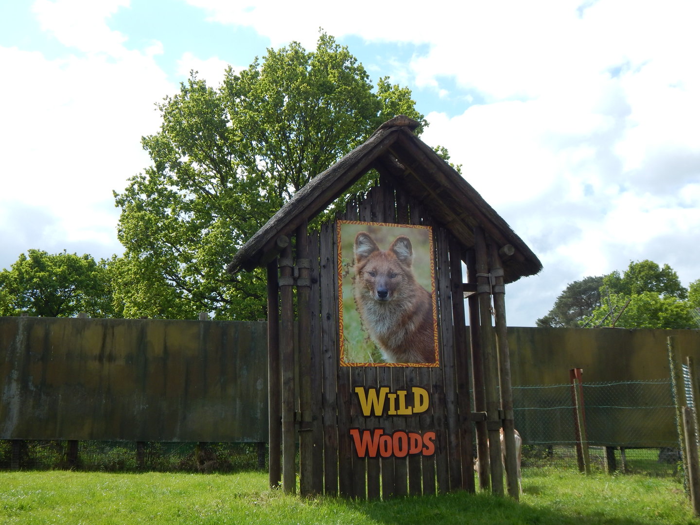 Entrance signage for Chinese dholes 150523