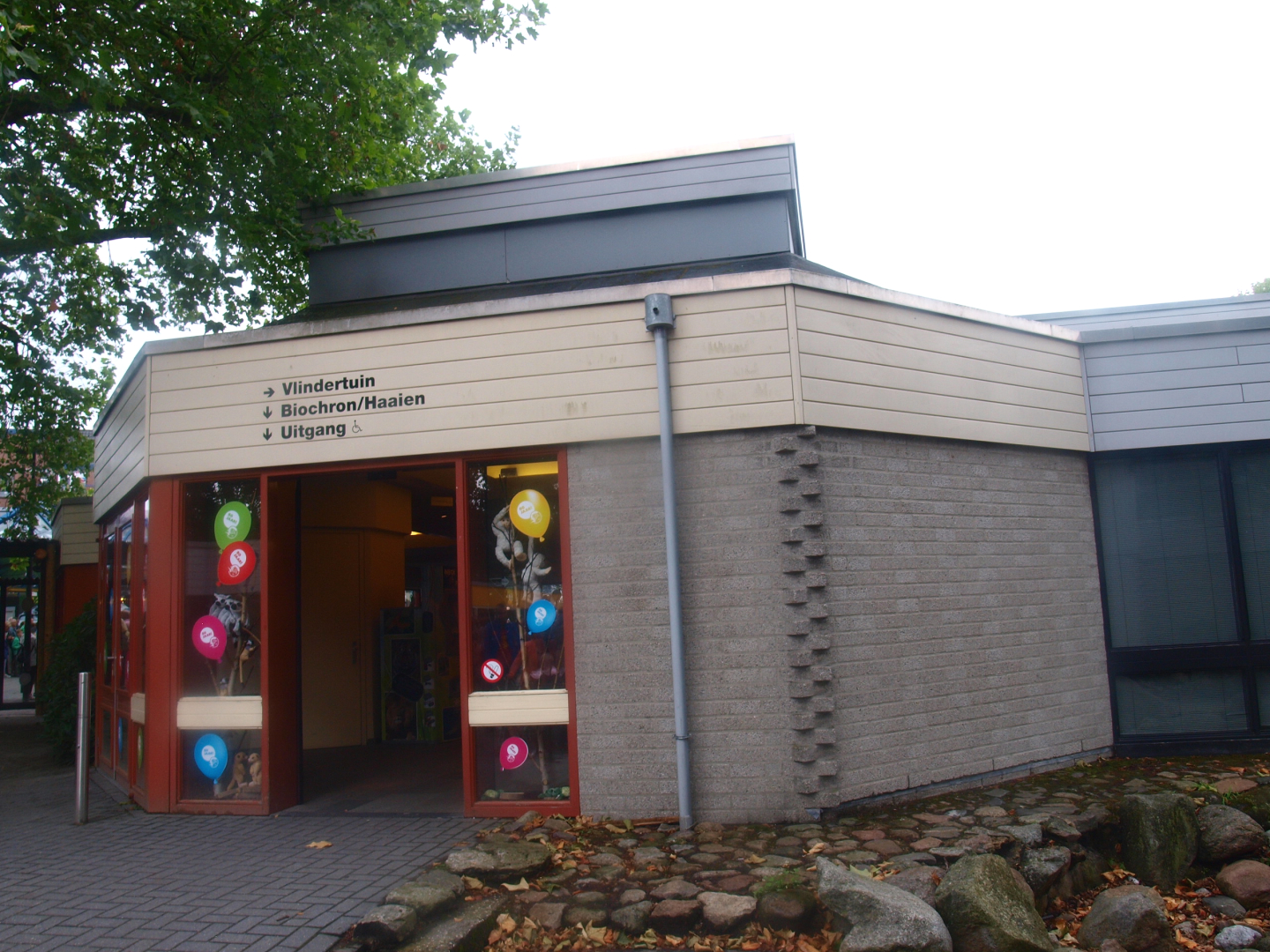 Entrance to Biochron and gift shop, 2015-07-19