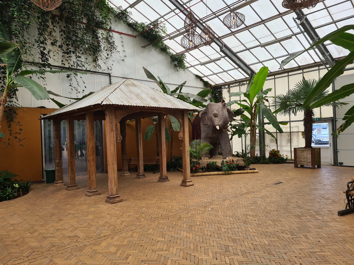 Entrance to first tropical hall (the "amazon" hall)