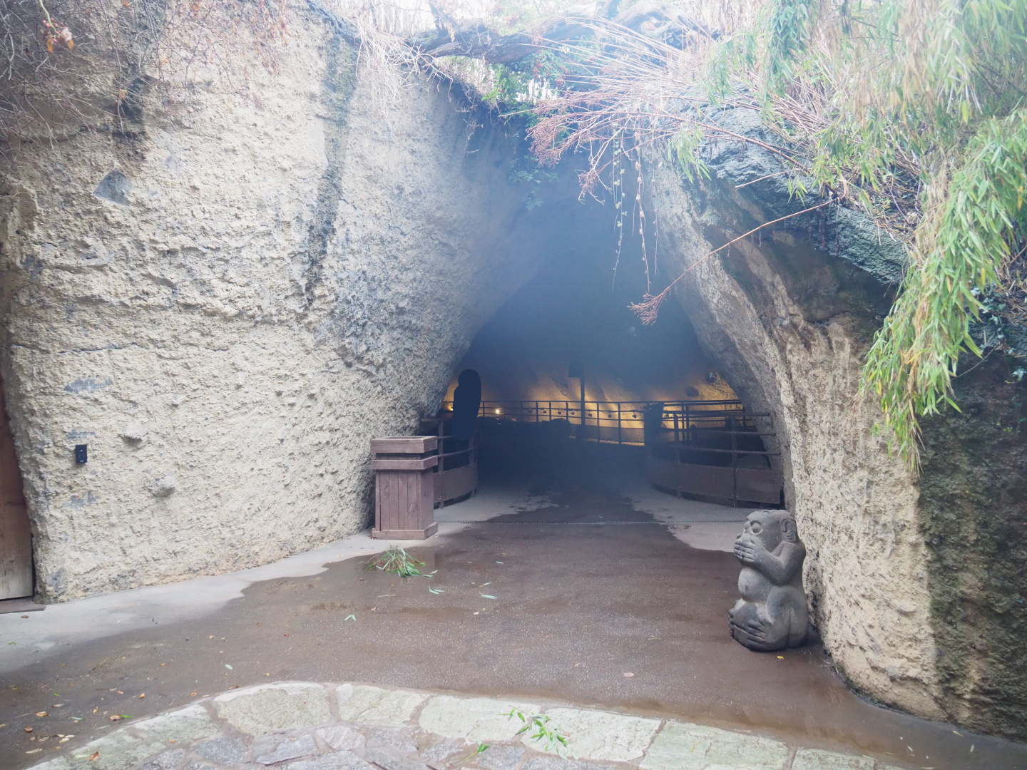 Entrance to giant panda cave with indoor exhibits, 2022-09-14
