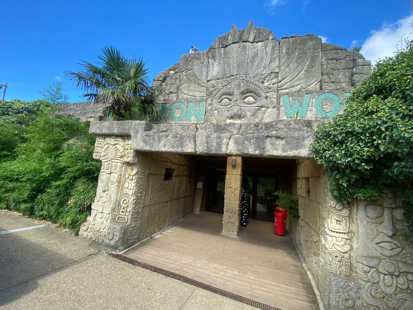 Entrance to indoor area 140923