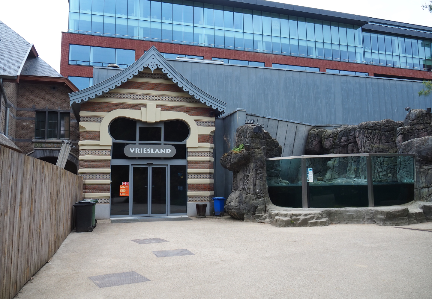 Entrance to penguin house "Vriesland" and second harbor seal exhibit, 2020-05-24