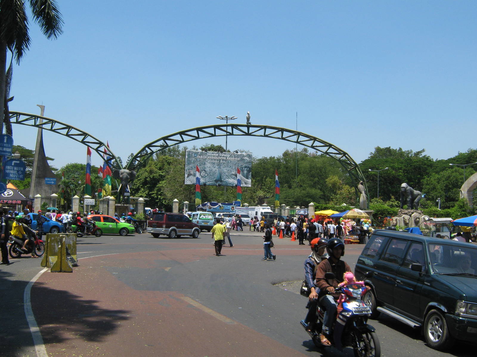 entrance to Ragunan Zoo