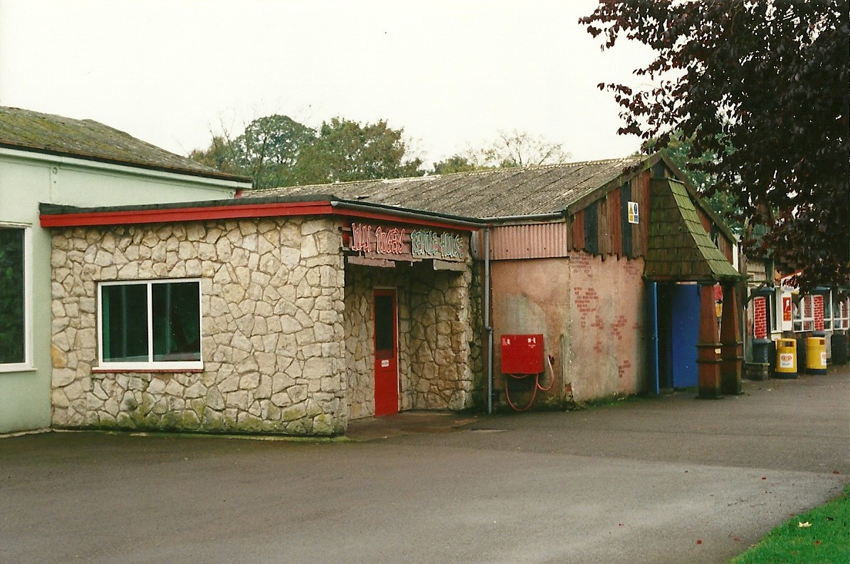 Entrance to Reptile House with Aquarium next door 23rd October 1999