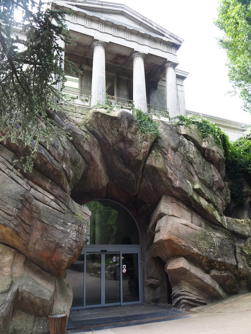 Entrance to the aquarium, with Komodo dragon section of the reptile house above, 2022-07-10