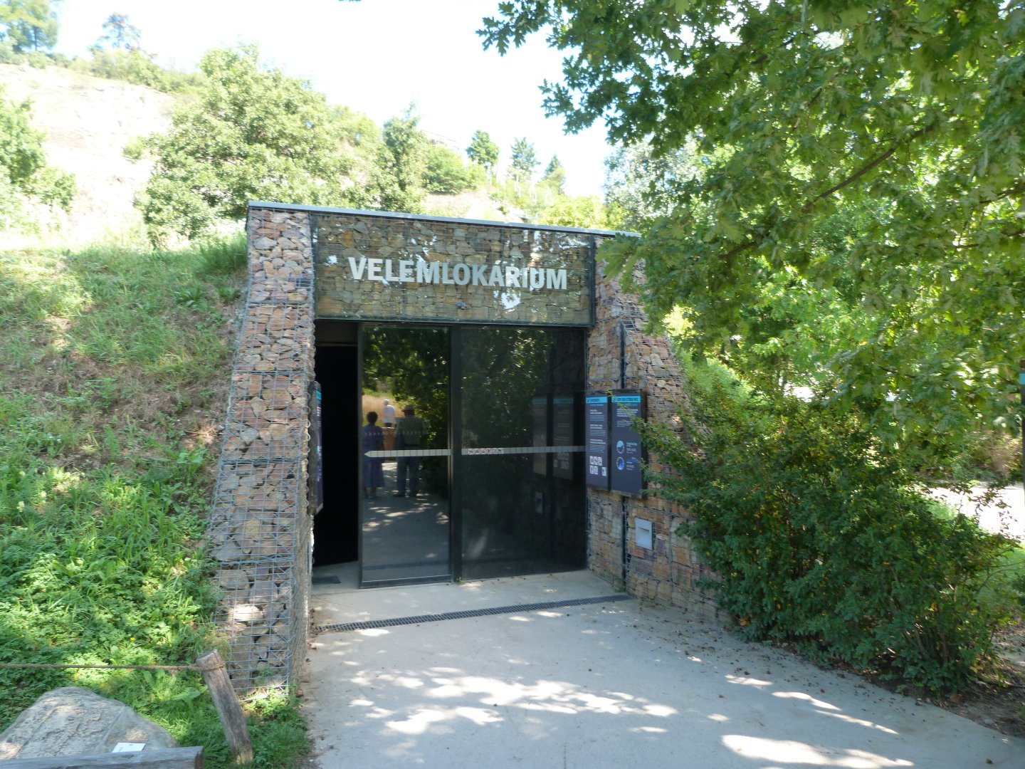 Entrance to the Chinese giant salamander house -Zoo Praha (2025)