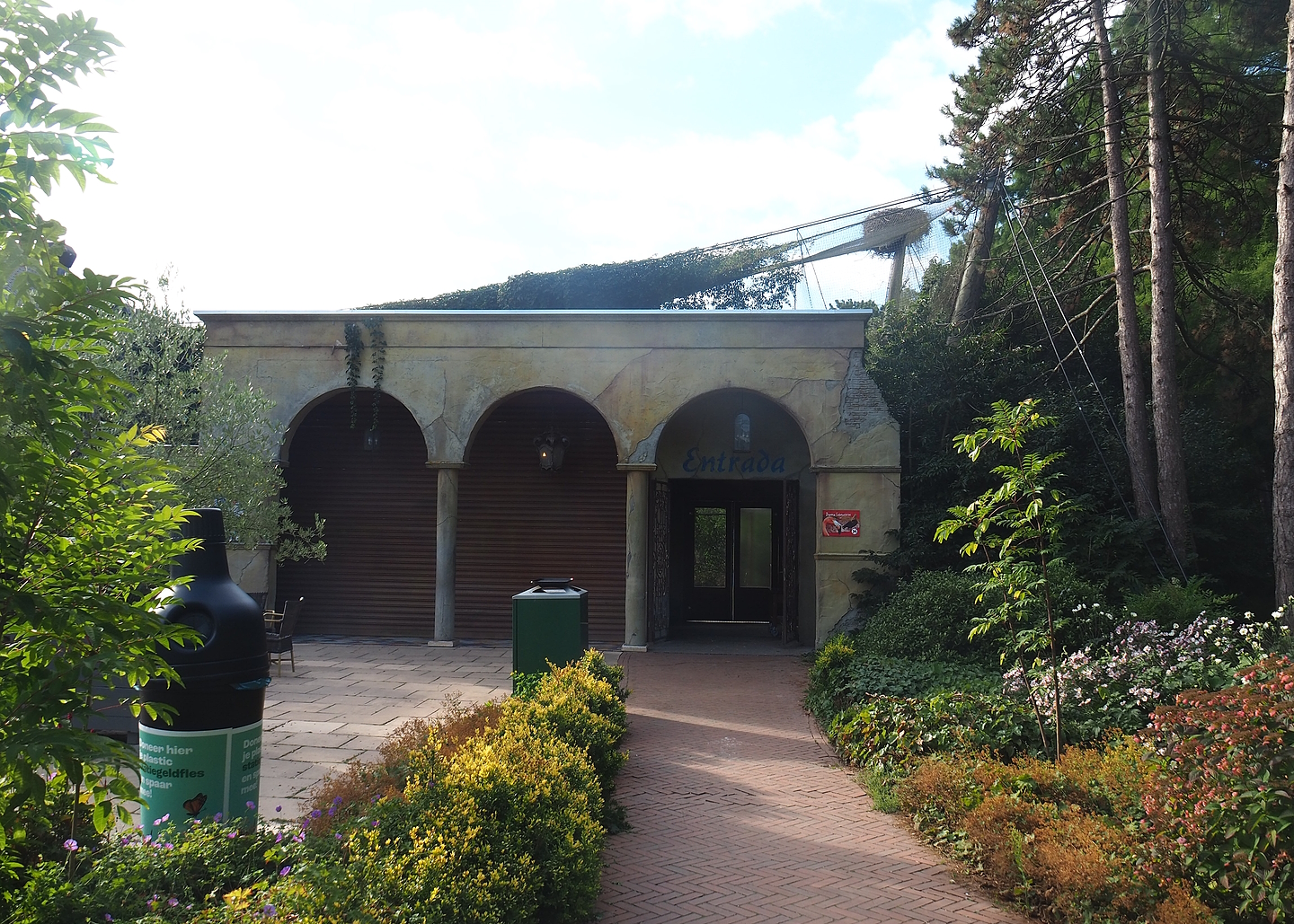 Entrance to the Cuban aviary and snack stand, 2022-08-28