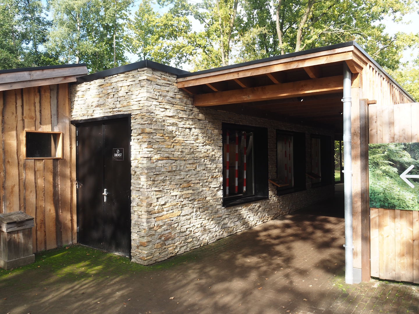 Entrance to viewing area for Mountain bongo, Kirk's dik-dik and pygmy hippopotamus indoor exhibits, 2025-09-30