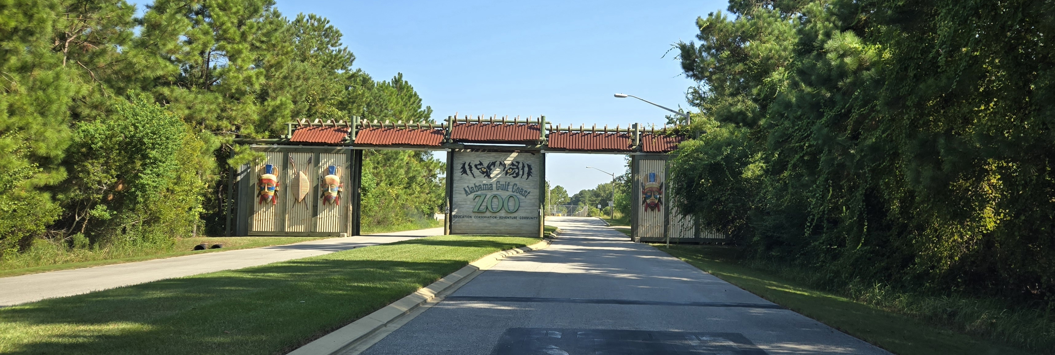 Entrance to zoo from street