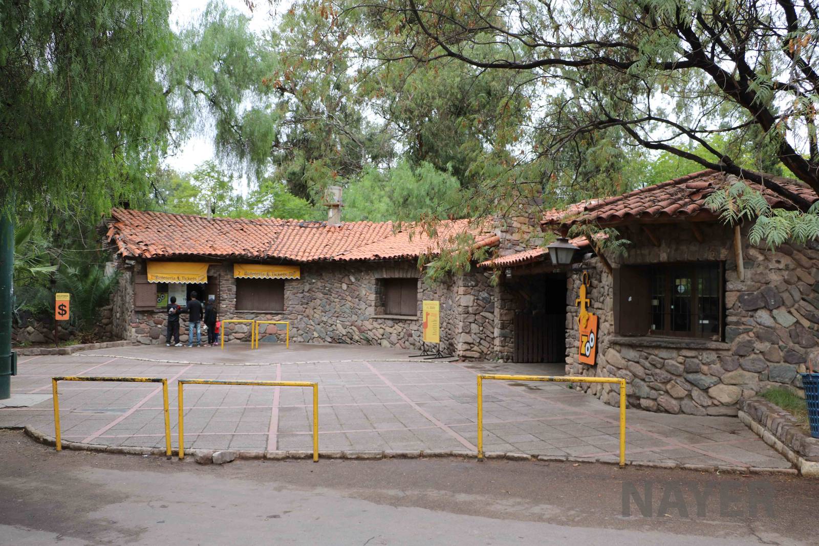 Entry building - Mendoza Zoo, April 2016