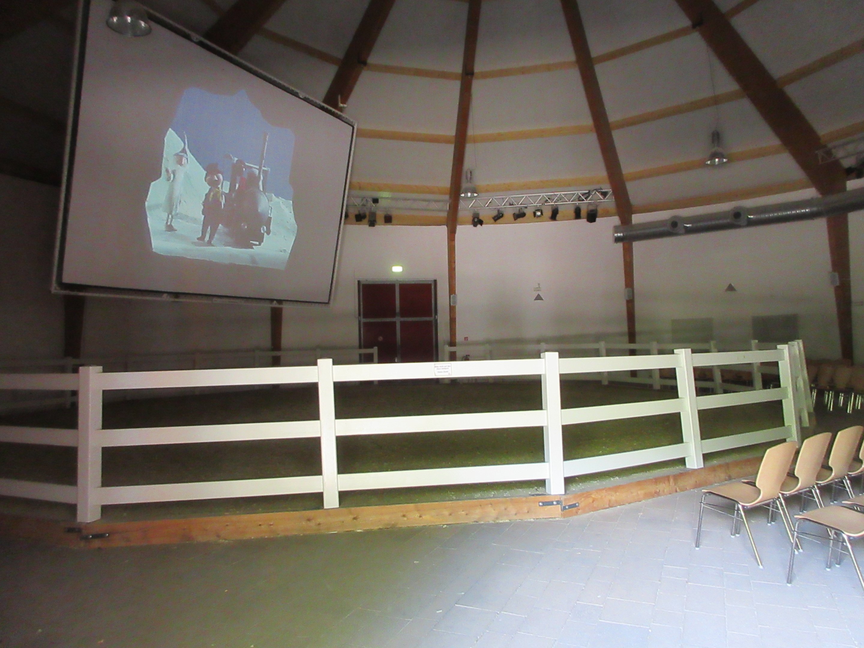 Equine Museum - Ring + Screen