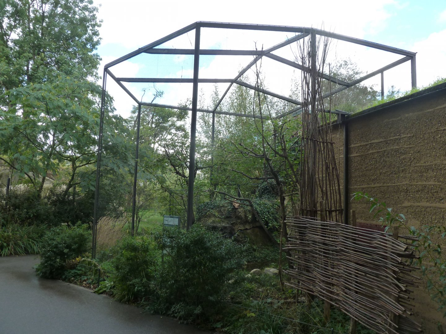 Etoscha-haus - Northern carmine bee-eater aviary (Merops nubicus)