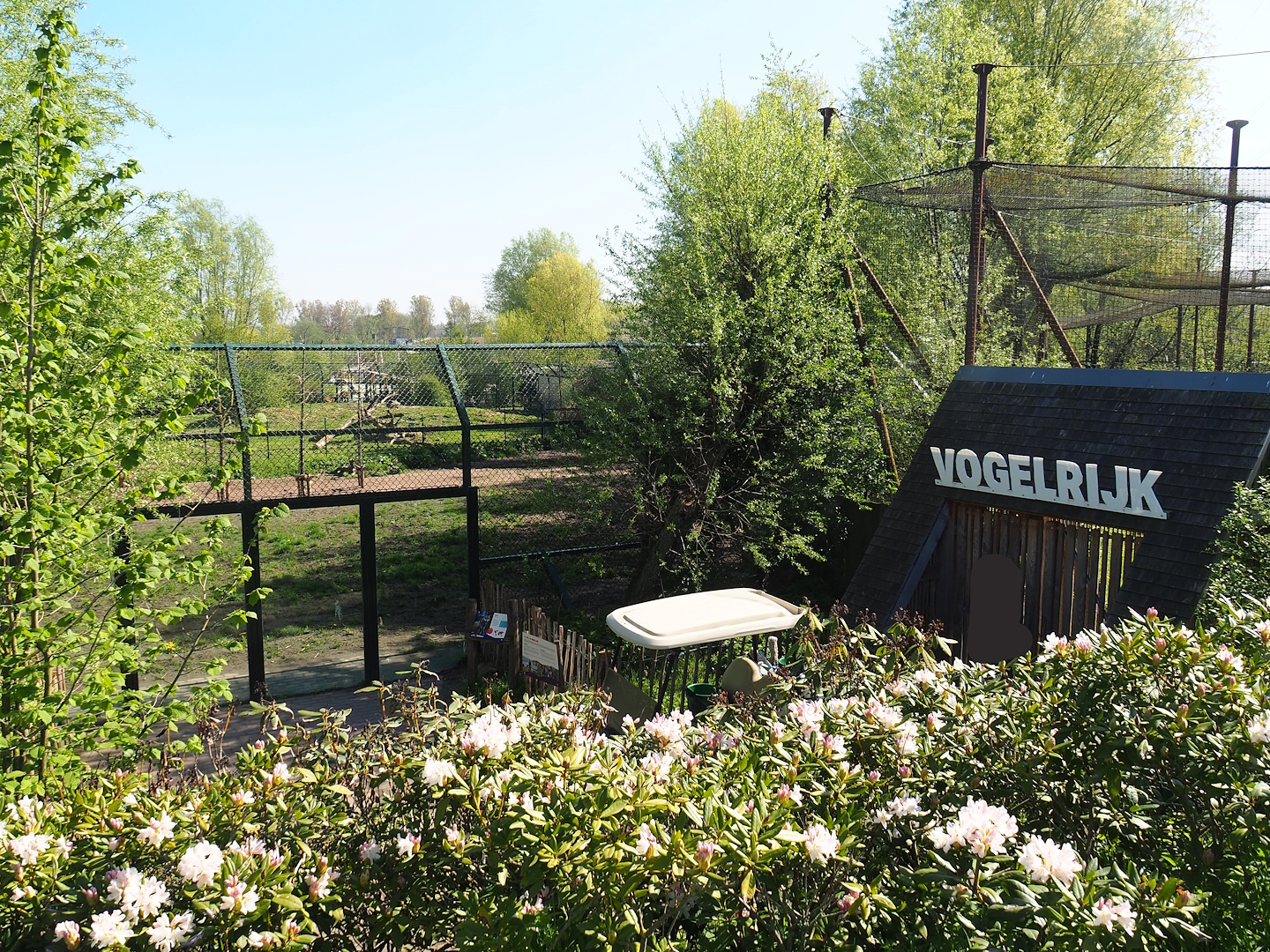 Eurasian grey wolf viewing area and entrance to Vogelrijk/Bird Kingdom aviary, 2023-04-30
