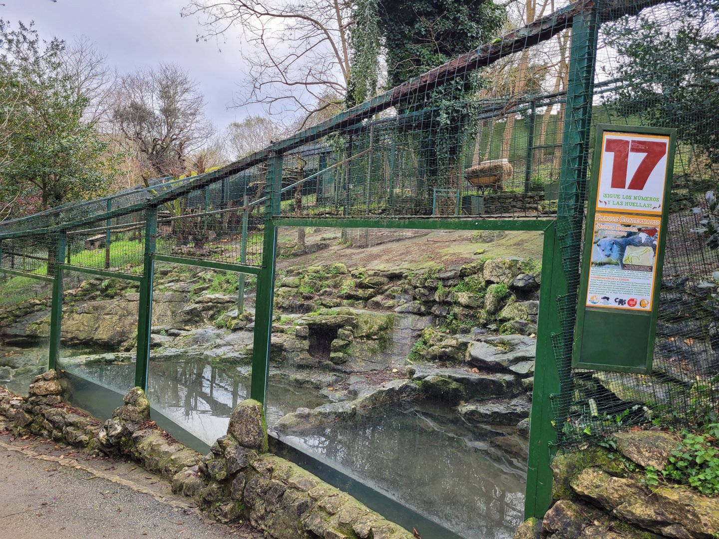 European otter exhibit -Zoo de Santillana del Mar (2023)