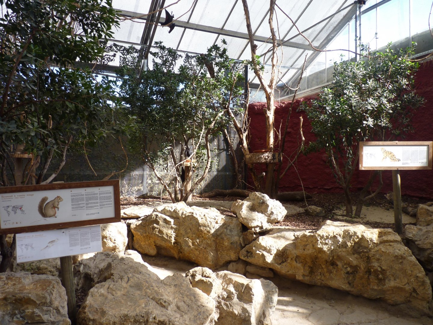 Example of confusing signage/lack of signage