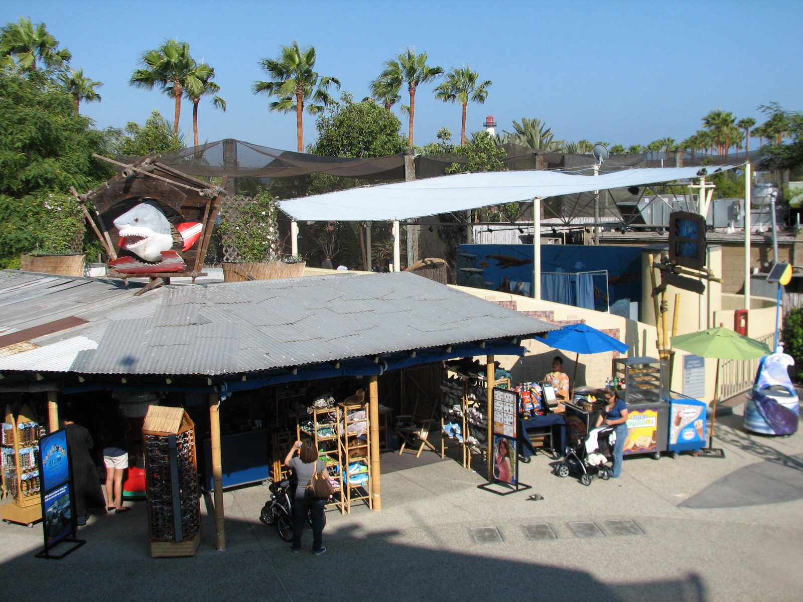 Explorers Cove - Shark Shack Gifts and Marine Life Theater