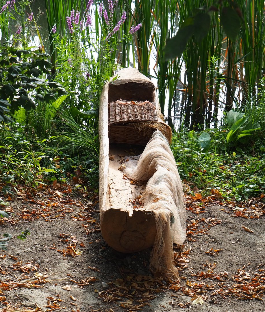 Fishing canoe theming near the bonobo island, 2020-08-15