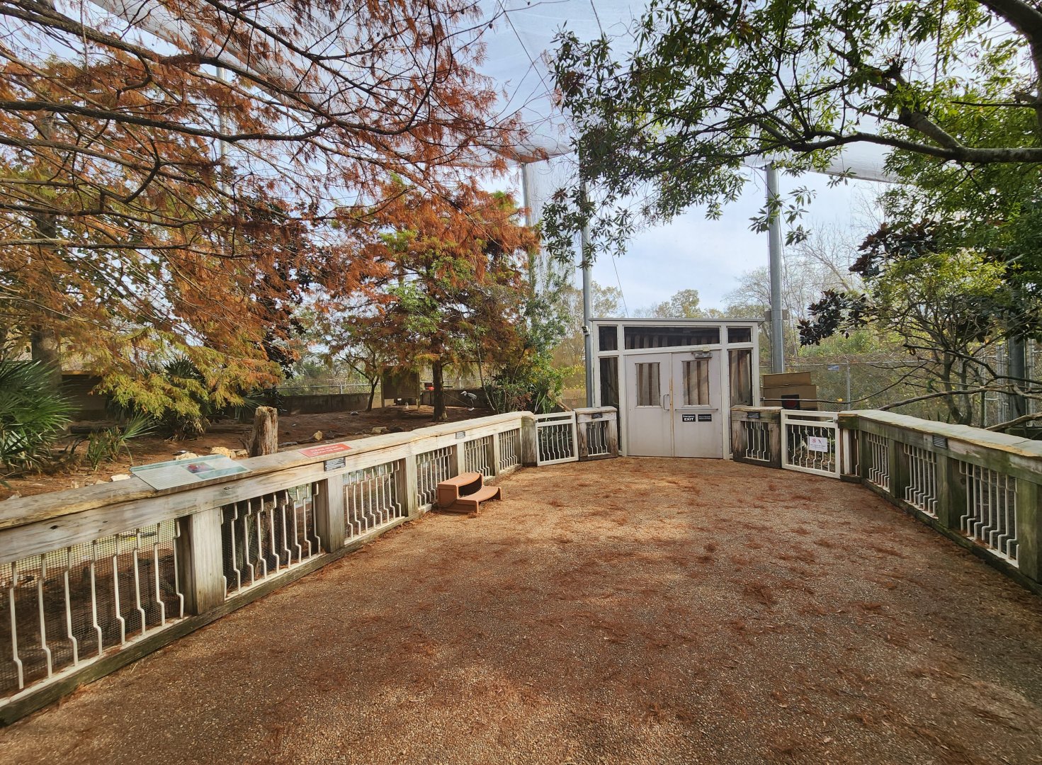 Flint RiverQuarium - Walkthrough aviary (inside)