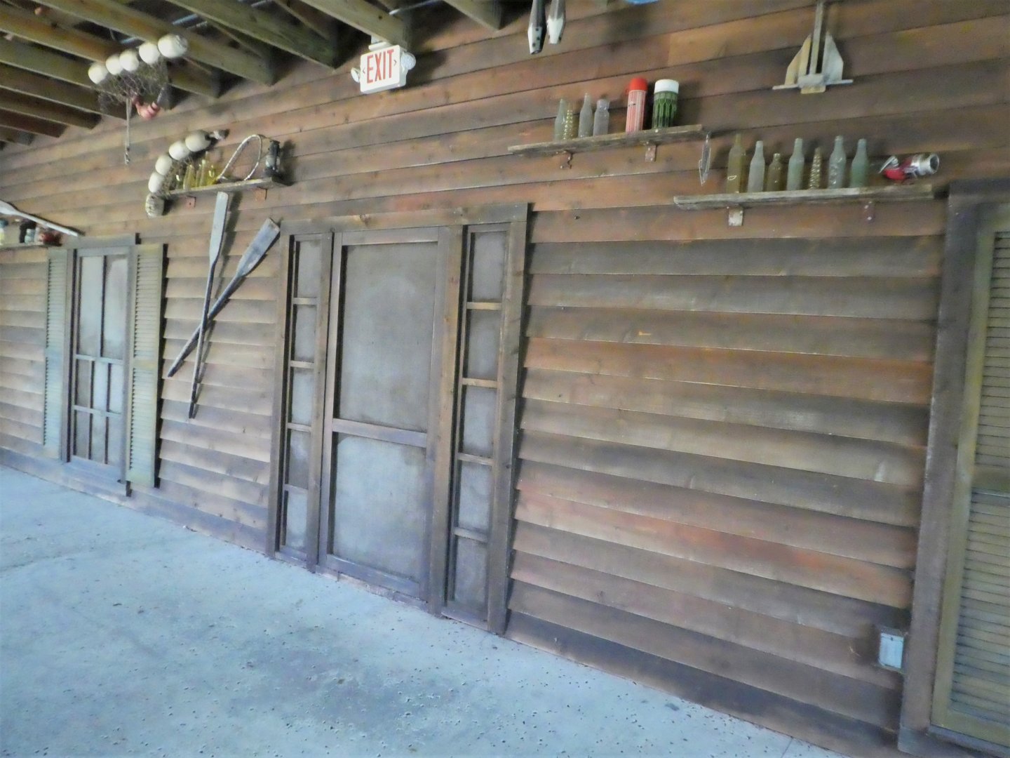 Florida: Mission Everglades - Pine Rocklands - Cabin-themed Building